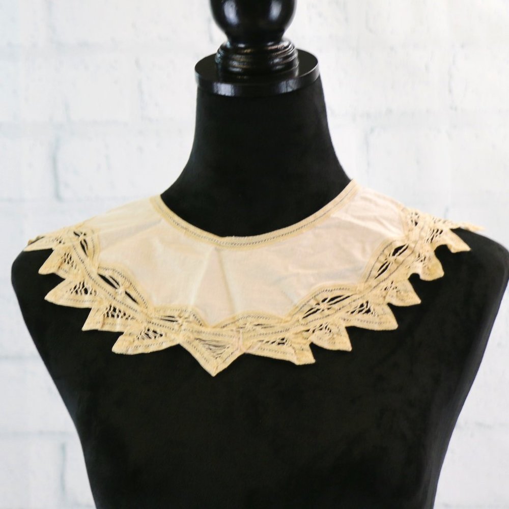Vintage Angel Wings Ivory Cutwork Lace Collar - Picture 2 of 7